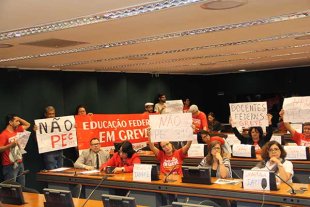 Desmonte das universidades públicas: Câmara dos Deputados autoriza cobrança de pós-graduação