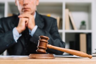 Juiz punido por assédio sexual e moral à estagiárias terá afastamento remunerado do cargo