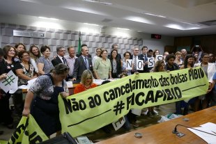 Capes anuncia corte de 45.000 bolsas do PIBID e compromete a existência do programa