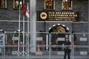 O governo turco destitue prefeitos curdos e aprofunda a ofensiva militar