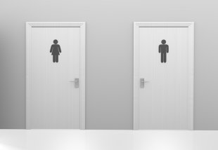 Empresa obriga trabalhadora trans a usar banheiro para deficientes, em MG
