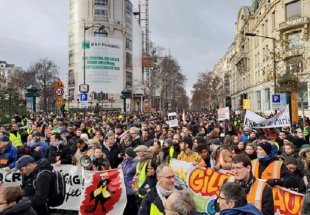 Manifestação massiva em Paris: os coletes amarelos não cedem a nada