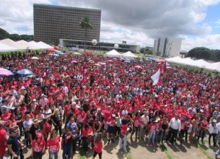 Greve de professores em Brasília chega ao fim