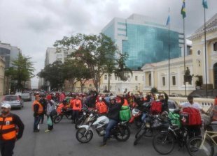 Após morte de entregador, 40 motoboys protestam contra a má infraestrutura das ruas em Niterói