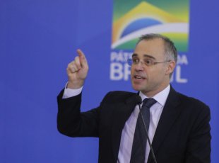 Ministro de Bolsonaro anuncia uso da PF para perseguir jornalista