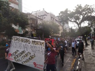 Ato antirracista em Porto Alegre repudia homenagem bolsonarista à Ku Klux Klan
