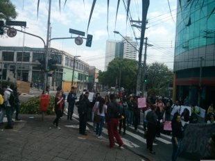 Alunos da Fatec de Guarulhos em protesto reivindicam o pagamento do aluguel do prédio por parte da prefeitura