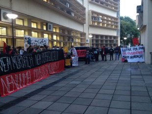 Ato em solidariedade à estudante desligada da UFRGS dá o recado: "Nenhum cotista a menos!"
