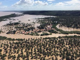 Descaso do governo mata 10 pessoas em enchentes no nordeste
