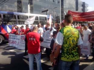 Trabalhadores da GM - São Caetano realizam segundo ato contra as demissões