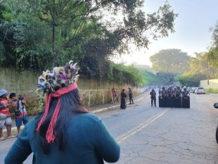 A mando da construtora Tenda, polícia de Doria desocupa acampamento indígena em mata nativa