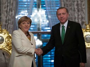 Merkel pactua com o regime assassino de Erdoğan para frear os refugiados