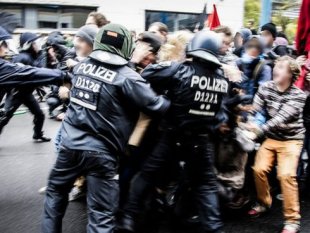 Ativistas que bloqueavam manifestação racista foram reprimidos em Berlim