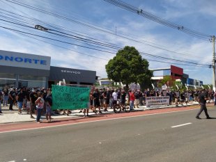 Trabalhadores da Ford fazem manifestação em frente a concessionária em Taubaté - SP