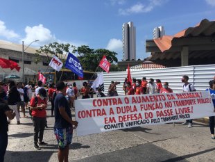 Ato contra o aumento da passagem marcha pelo centro do Recife