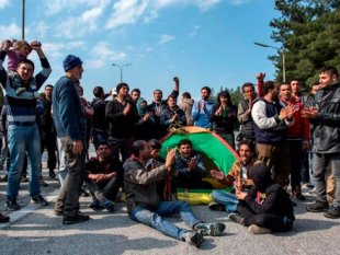 O governo grego detém os refugiados para os expulsar para Turquia