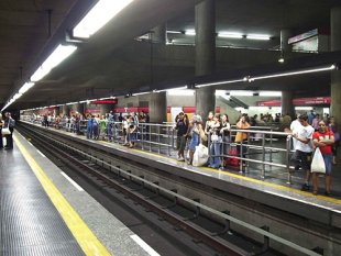 Metroviários prestam solidariedade ao deficiente visual morto na Estação Sé