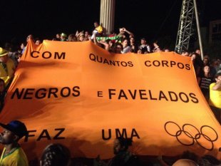 Protesto #FomedeViver no Boulevar Olimpíco denuncia o genocídio negro nas favelas