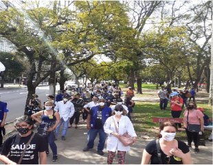Trabalhadores do IMESF protestam em frente a RBS em Porto Alegre