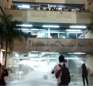 Brutal repressão da Reitoria da UERJ com jatos d'água e bombas contra estudantes