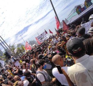 Com a força dos imigrantes e familiares de Moïse, milhares saem às ruas no RJ