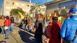 Professores e trabalhadores em greve fecham Coordenadorias Regionais de Educação no RS