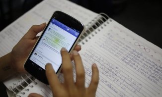 A liberaçao de celular em sala de aula e a falta de estrutura nas escolas
