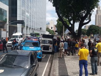 Polícia Militar tenta impedir carreata de trabalhadores dos Correios em greve no Rio de Janeiro