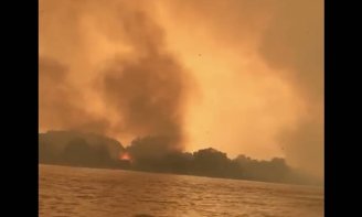 Rio Paraguai é tomado por fogo e fumaça enquanto incêndios se aproximam da zona urbana