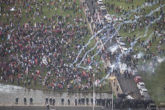 Longa e intensa repressão contra dezenas de milhares na Praça dos Três Poderes em Brasília