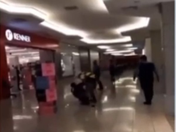 PM racista de Eduardo Leite (RS) ataca jovem trabalhador em um shopping da Capital