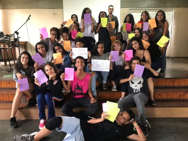 Sarau na E.E Helena Guerra reúne estudantes em torno de uma arte combativa e apoio à greve dos educadores de MG