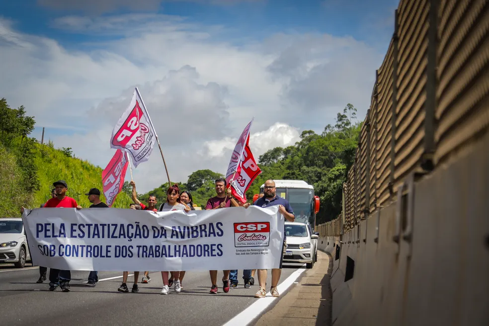 Sem pagamentos trabalhadores da Avibras bloqueiam Tamoios em protesto em São José dos Campos