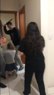 Policial invade apartamento e agride mulheres por "se irritar com ruído" 