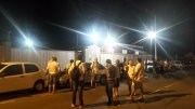 Rodoviários de Guaíba entram em greve e protestam em frente a garagem