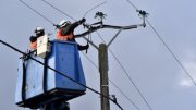 Trabalhadores da eletricidade na França religam a energia das residências pobres neste Natal