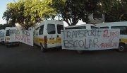 Motoristas do transporte escolar realizam ato contra prefeito de Mogi Guaçu 