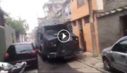 Caveirão da Polícia Militar passa por cima de carros de moradores da Vila Kennedy, Zona Oeste do Rio 