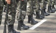 Governo brasileiro aumenta gastos militares enquanto corta direitos dos trabalhadores.