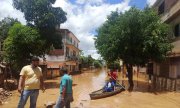Mais de 3 mil pessoas ficam desalojadas após enchente no interior do RJ
