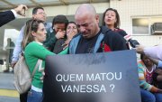 Parentes de criança morta em tiroteio no Rio mostram marcas de tiro dentro de casa