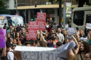 Centenas se manifestam no centro do Rio e luta contra as demissões na Estácio continua