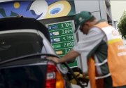Após início de privatizações de refinarias, governo anuncia mais um aumento na gasolina