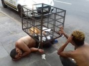 Polícia algema dois homens negros em uma lixeira em Porto Alegre
