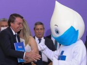 Zé Gotinha não é negacionista: recusa aperto de mão a Bolsonaro em evento sobre vacinação