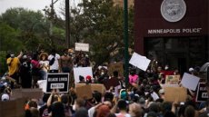 Fúria negra explode em Minneapolis: Justiça para George Floyd