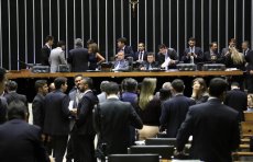 Câmara adia o fim das coligações partidárias, mas avança na censura contra a esquerda