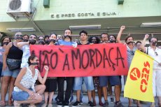 FICA ZÉ! Comunidade escolar faz campanha contra afastamento de professor crítico à ditadura militar