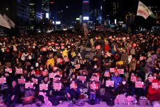 Com massivas mobilizações contrárias a ela, presidente sul coreana anuncia que poderia renunciar