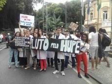 Residentes, terceirizados e estudantes da UERJ exigem pagamento